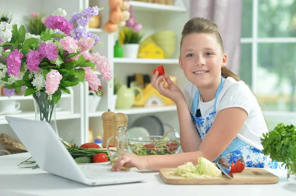 Roztomilý Dospívající Dívka Připravuje Čerstvý Salát Kuchyňském Stole — Stock fotografie
