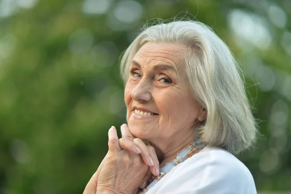 Felice Beautifil Donna Anziana Posa Nel Parco — Foto Stock