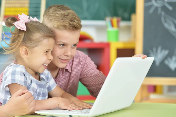 Bruder und Schwester mit Laptop — Stockfoto