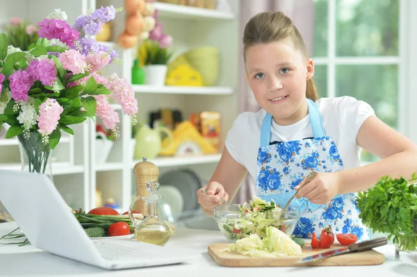 Cute Teen Girl Preparing Fresh Salad Kitchen Table — Stock Photo, Image
