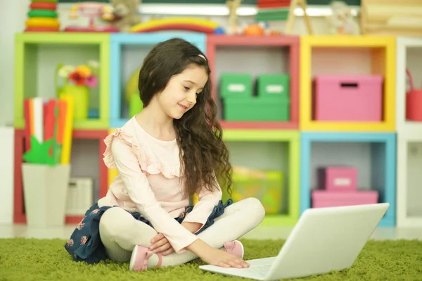 Emotionele Schattig Meisje Met Laptop Zittend Vloer Thuis — Stockfoto