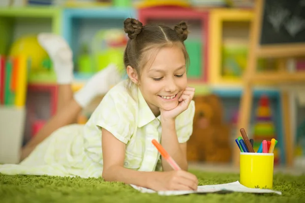 Милая Маленькая Девочка Рисует Дома — стоковое фото