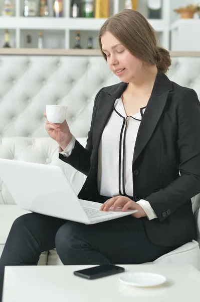 Portrait Teen Girl Wearing Formal Wear Using Laptop Holding Cup — Stock Photo, Image