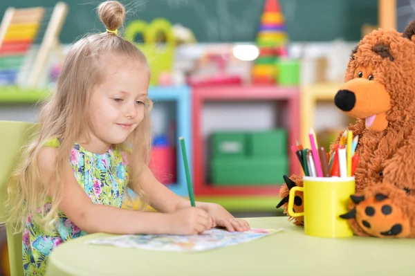 可爱的小女孩在桌子上画画 — 图库照片