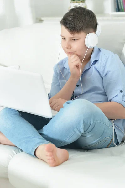 Αγόρι Ακουστικά Που Χρησιμοποιούν Φορητό Υπολογιστή Στο Σπίτι — Φωτογραφία Αρχείου
