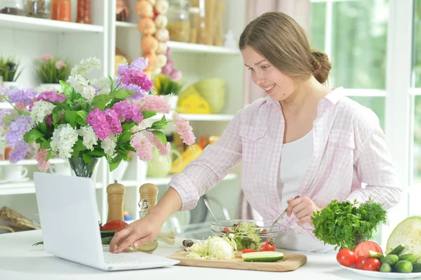 Linda Chica Adolescente Usando Ordenador Portátil Mientras Cocina Cocina — Foto de Stock