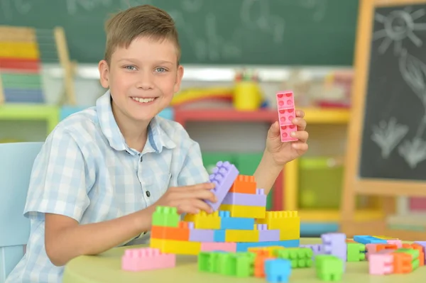 Niño Jugando Con Bloques Plástico Colores — Foto de Stock