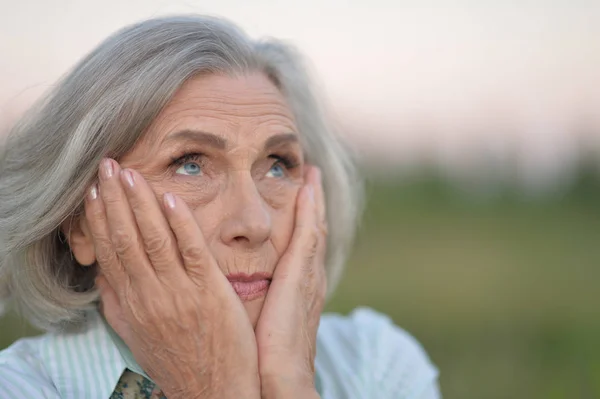 Ritratto Donna Anziana Triste Nel Parco Estivo — Foto Stock