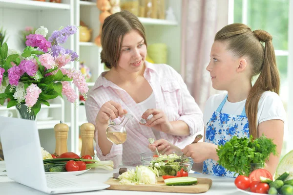 Two Funny Girls Preparing Fresh Salad Kitchen Table — Stock Photo, Image