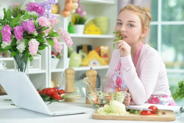 Menina Adolescente Bonito Preparar Salada Fresca Mesa Cozinha — Fotografia de Stock