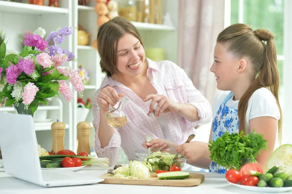 Duas Meninas Engraçadas Preparando Salada Fresca Mesa Cozinha — Fotografia de Stock