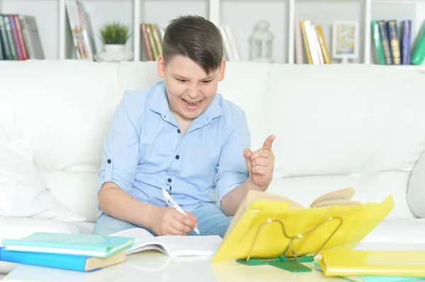 Хлопчик Робить Домашнє Завдання Вдома Показує Великий Палець Вгору — стокове фото