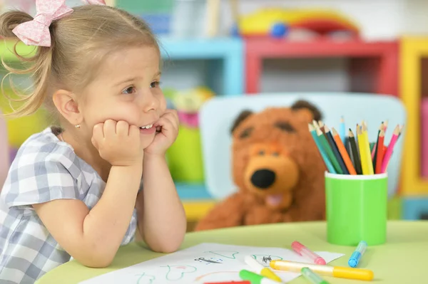 可爱的小女孩倚在桌子上 画和毡笔 — 图库照片