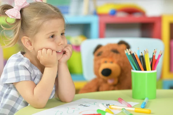 Söt Liten Flicka Som Lutar Bord Med Ritningar Och Filt — Stockfoto