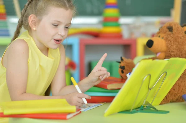 Emotionele Schoolmeisje Huiswerk Klas — Stockfoto