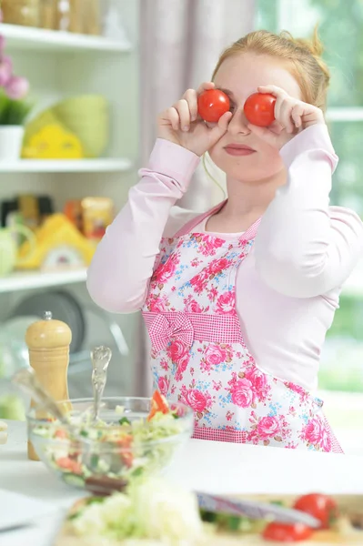 Niedliche Teen Mädchen Spaß Beim Kochen Der Küche — Stockfoto