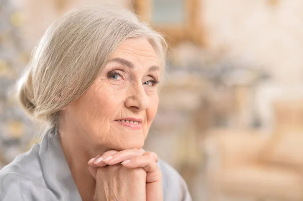 Крупный План Портрета Красивой Пожилой Женщины Улыбающейся — стоковое фото