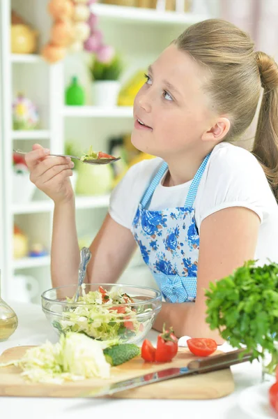 Roztomilý Dospívající Dívka Připravuje Čerstvý Salát Kuchyňském Stole — Stock fotografie