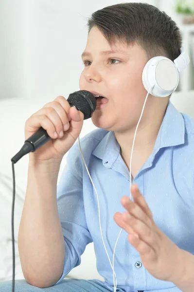 Retrato Niño Con Micrófono Cantando — Foto de Stock