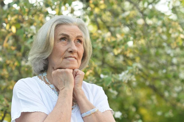 Felice Beautifil Donna Anziana Posa Nel Parco — Foto Stock