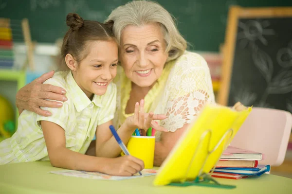 숙제를 귀여운 소녀와 할머니 — 스톡 사진