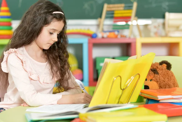 Söt Liten Skolflicka Studera Hemma — Stockfoto