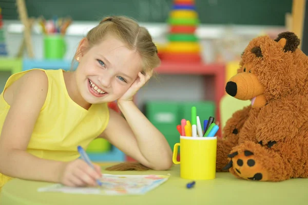 Schattig Klein Meisje Tekenen Met Pen Voelde Zittend Aan Tafel — Stockfoto