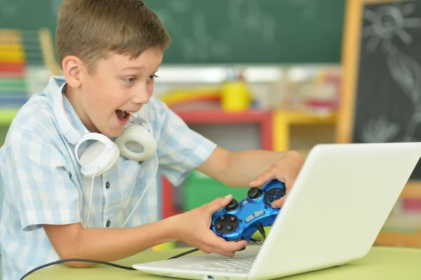 Эмоциональный Мальчик Играет Компьютерные Игры Ноутбуком — стоковое фото