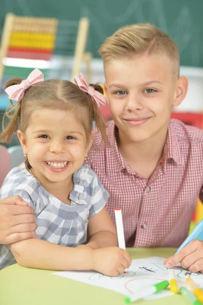 Broer Zus Tekenen Met Vilt Pennen Samen Binnenshuis Glimlachen — Stockfoto