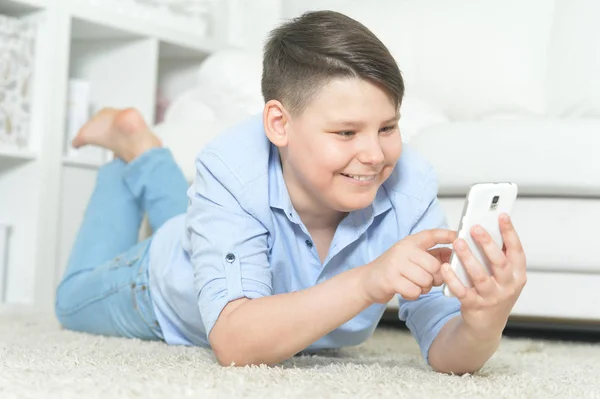 Menino Feliz Com Smartphone Jogando Jogo Casa — Fotografia de Stock