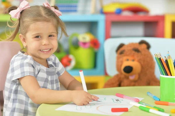 Nettes Kleines Mädchen Zeichnet Mit Filzstift Während Sie Tisch Ihrem — Stockfoto