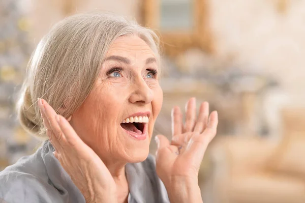 Крупный План Портрета Красивой Пожилой Женщины Улыбающейся — стоковое фото
