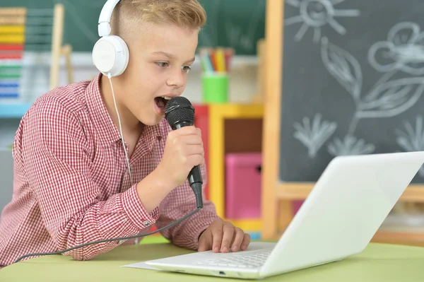 Teen Boy Słuchawki Śpiewać Karaoke Laptopa Klasie — Zdjęcie stockowe