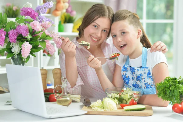 Zwei Lustige Mädchen Bereiten Frischen Salat Auf Küchentisch — Stockfoto