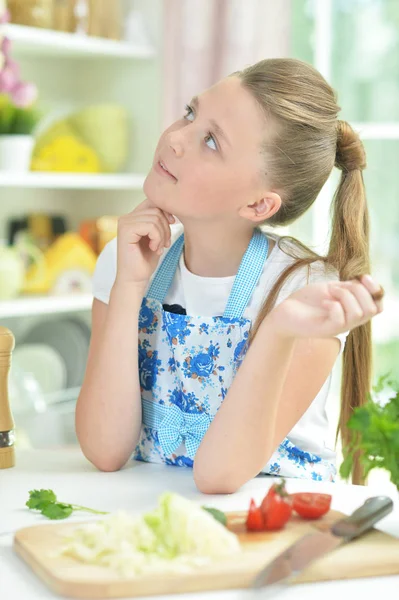 Mignon Adolescent Fille Préparation Salade Fraîche Sur Table Cuisine — Photo