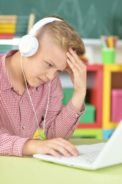 Boy Headphones Using Laptop Classroom — Stock Photo, Image