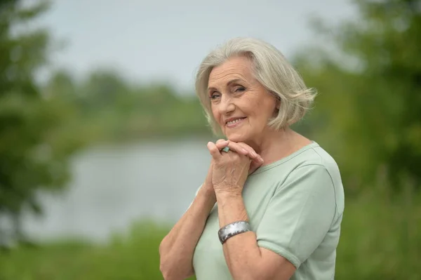 Mutlu Gülümseyen Yaşlı Kadın Açık Havada Poz — Stok fotoğraf