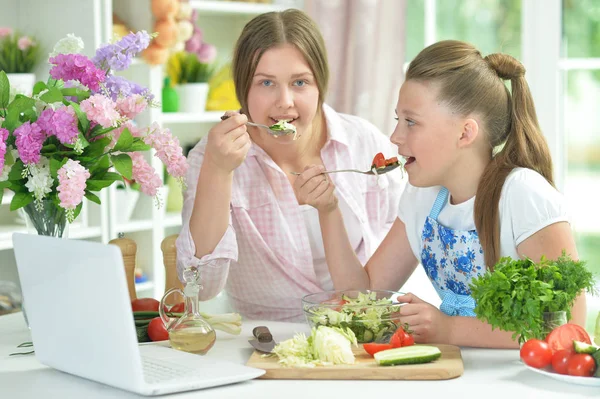 Zwei Lustige Mädchen Bereiten Frischen Salat Auf Küchentisch — Stockfoto