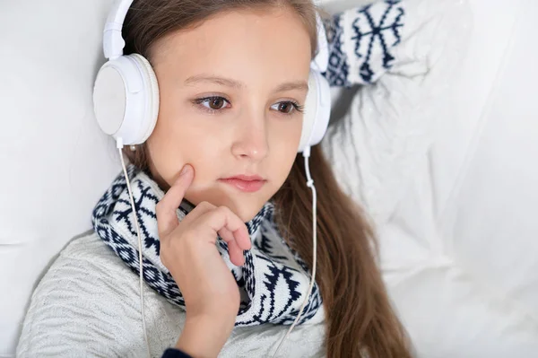 Menina Bonito Fones Ouvido Ouvindo Música — Fotografia de Stock