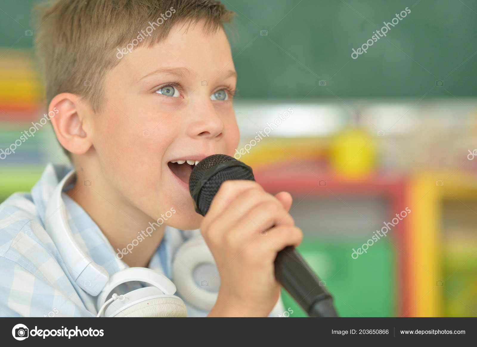 Niño cantando con micrófono. canción de karaoke