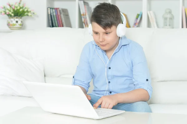 Jongen Met Koptelefoon Met Behulp Van Laptop Thuis — Stockfoto