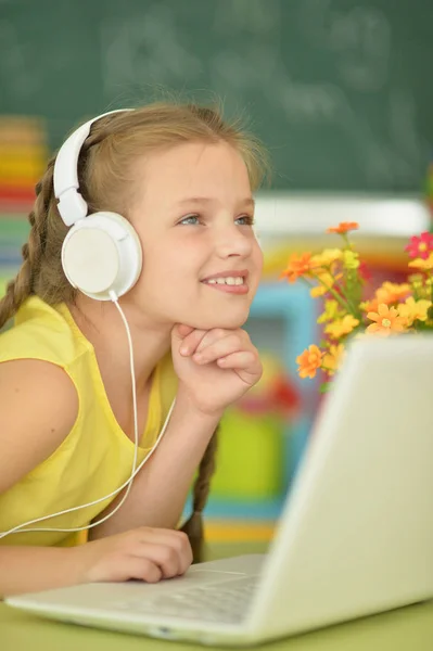Emotional Girl Headphones Using Laptop Classroom — Stock Photo, Image