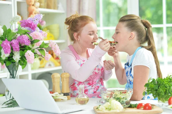 Zwei Lustige Mädchen Bereiten Frischen Salat Auf Küchentisch — Stockfoto