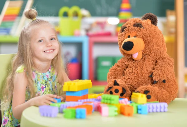 Niña Jugando Con Bloques Plástico Colores —  Fotos de Stock