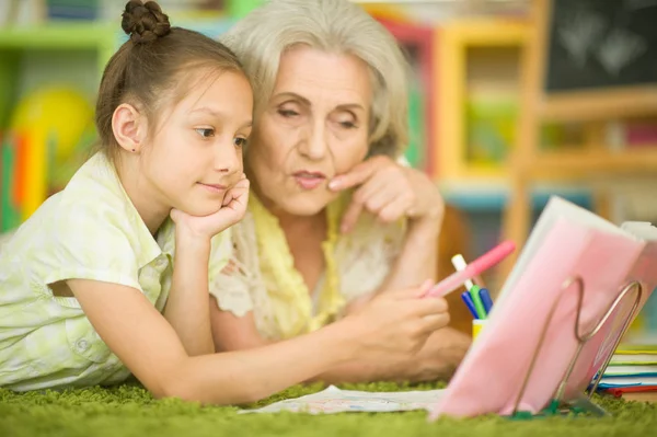 Nonna Con Carina Bambina Facendo Compiti Insieme Mentre Sdraiati Sul — Foto Stock