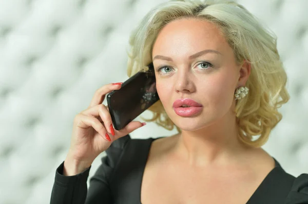 Mobil Telefonda Konuşurken Genç Bir Kadın Portresi — Stok fotoğraf