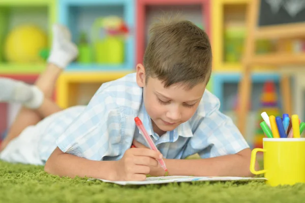 Маленький мальчик рисует карандашом — стоковое фото