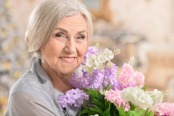 Detailní Záběr Portrét Krásné Starší Ženy Představují Doma Květinami — Stock fotografie