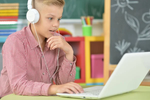 Niño Con Auriculares Usando Portátil Aula —  Fotos de Stock