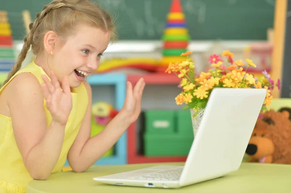 Menina Emocional Usando Laptop Seu Quarto — Fotografia de Stock